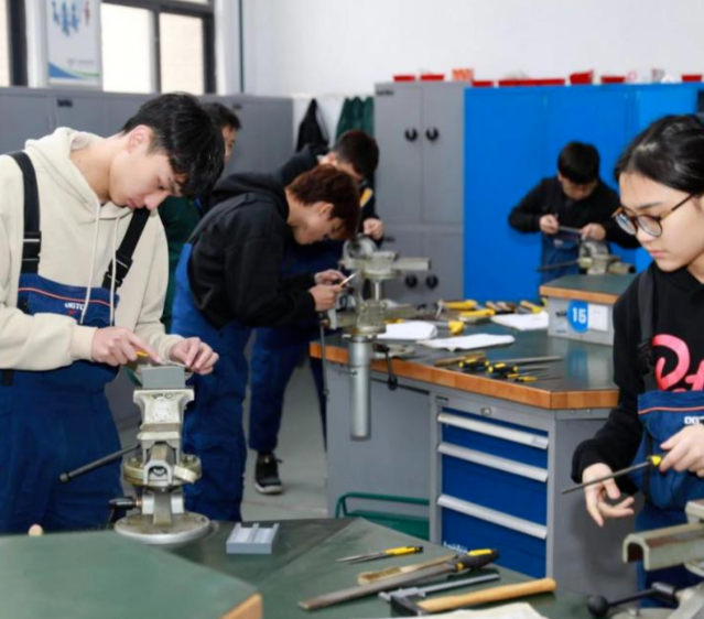 课程教育中设置企业实践环节让学生在实践检验中增加板补短板 课程教育中设置企业实践环节让学生在实践检验中增加板补短板